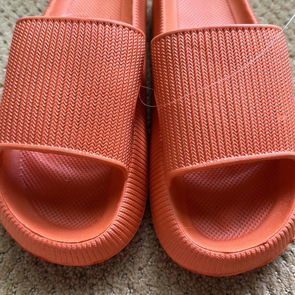 Cushioned Cloud Slippers Non-Slip Lightweight Thick Sole Sandals, Size 8.5W - Picture 4 of 6